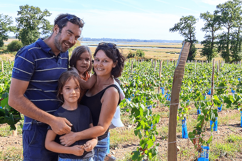 Photo de famille sur le domaine de la vigne et l'abeille